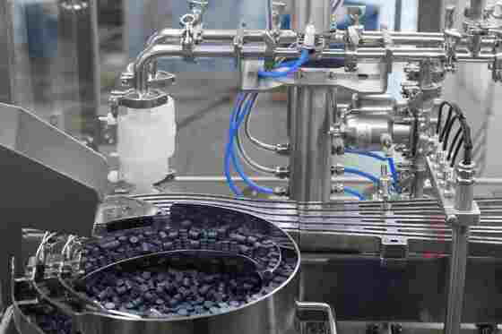 Machine de remplissage et de bouchonage de seringue préremplie de haute précision