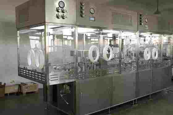 Machine de remplissage et de bouchonage de seringue préremplie de haute précision