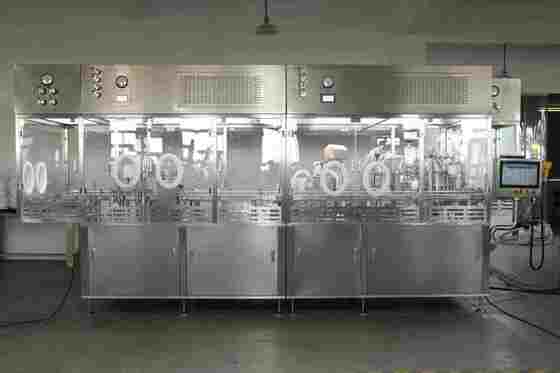 Machine de remplissage automatique de seringue préremplie RTU à grande vitesse pour la fabrication de médicaments stériles