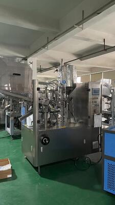 Machine automatique de remplissage et d'étanchéité des tubes de dentifrice stratifiés à grande vitesse