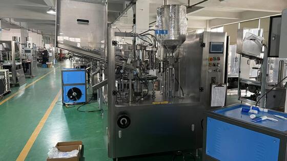 Lotions cosmétiques automatiques contrôlées désinfectant pour les mains gel pommade produits de soins de la peau crème tube machine de remplissage machine d'étanchéité