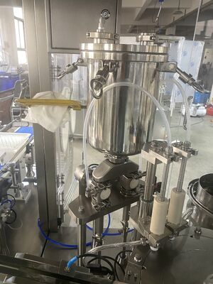 Machine de remplissage et de bouchonage sous vide de seringue préremplie