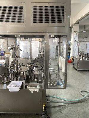 Machine de remplissage et de bouchonage sous vide de seringue préremplie