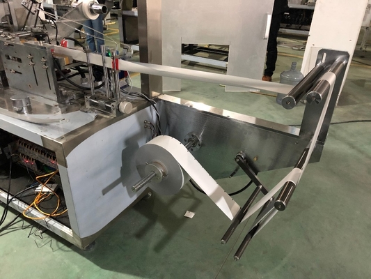Tissu humide complètement automatique faisant la machine, à effets multiples un-dans-un des chiffons de solvant de maquillage faisant la machine