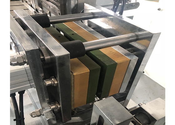 Tissu humide complètement automatique faisant la machine, à effets multiples un-dans-un des chiffons de solvant de maquillage faisant la machine